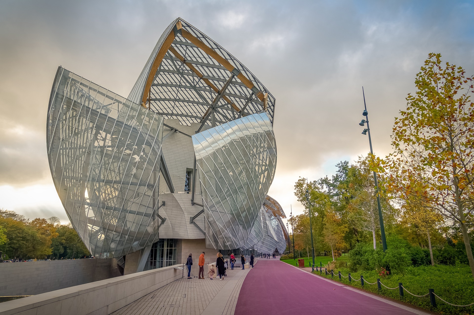 Carinhosamente apelidado de "nuvem de vidro" pelo seu arquiteto, Frank Gehry: o edifício da Fundação Louis Vuitton é um edifício exemplar do desconstrutivismo.