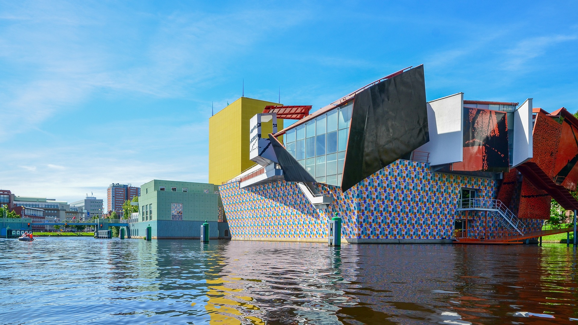 A nova estrutura desconstrutiva do museu Gronninger substituiu o antigo edifício e mostra tudo o que é relacionado com a desconstrução.