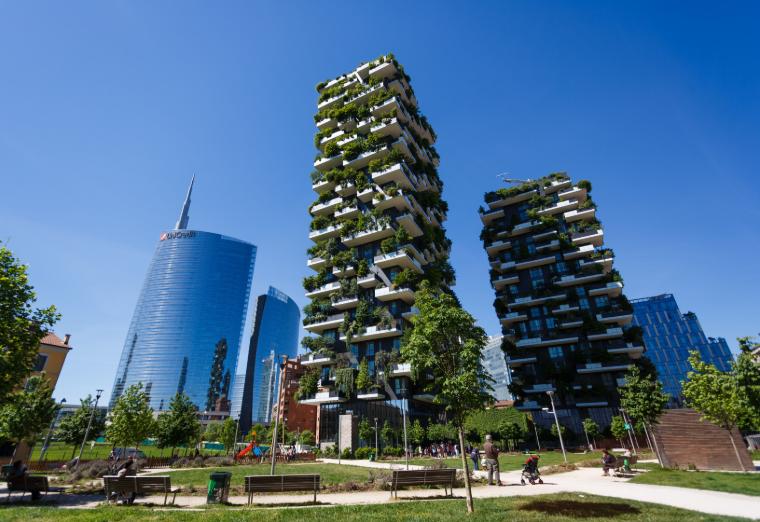 A Bosco Verticale em Milão, Itália, é um exemplo impressionante de arquitetura de baixa tecnologia.