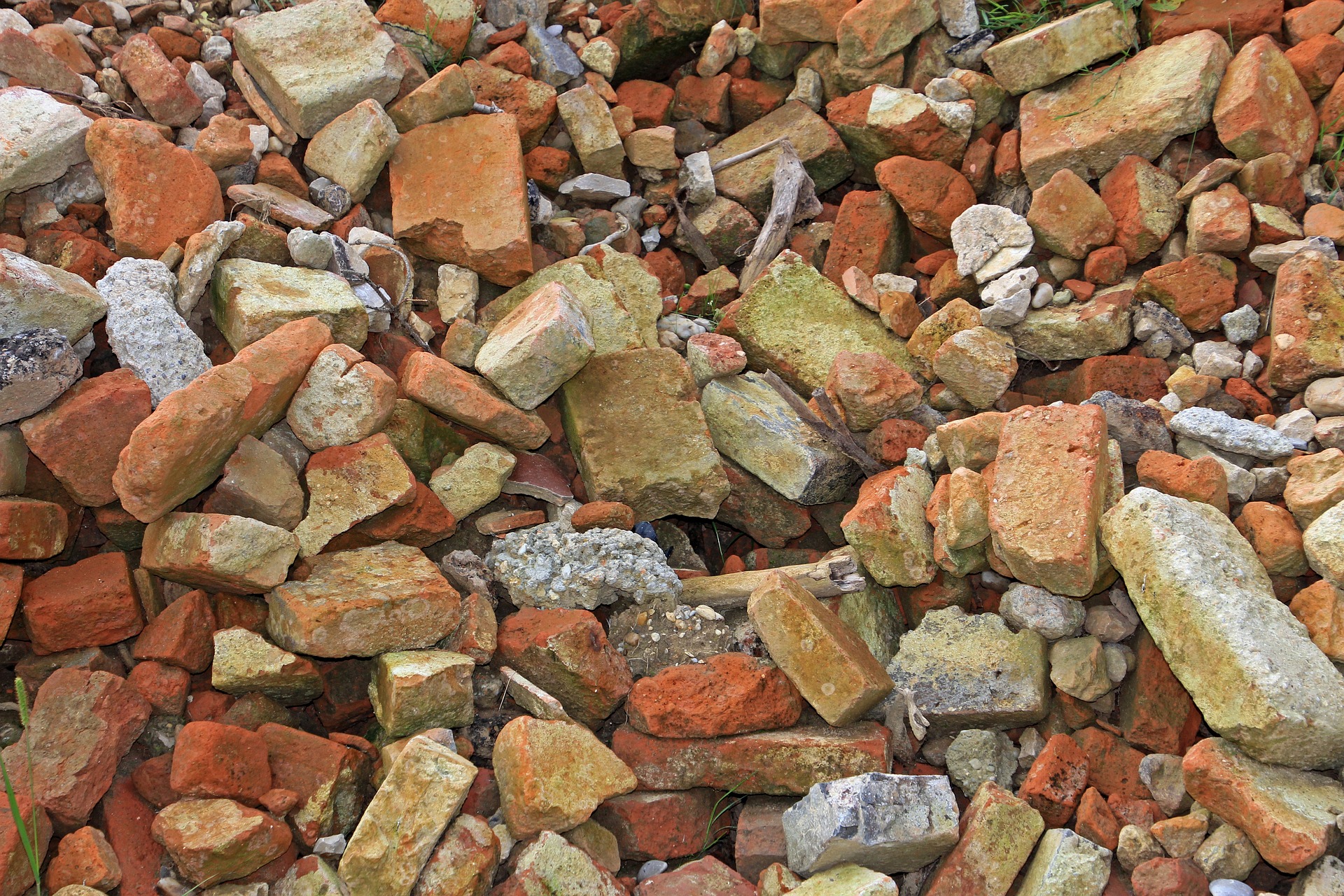 Os materiais de construção reciclados geralmente são constituídos por fragmentos de edifícios demolidos.