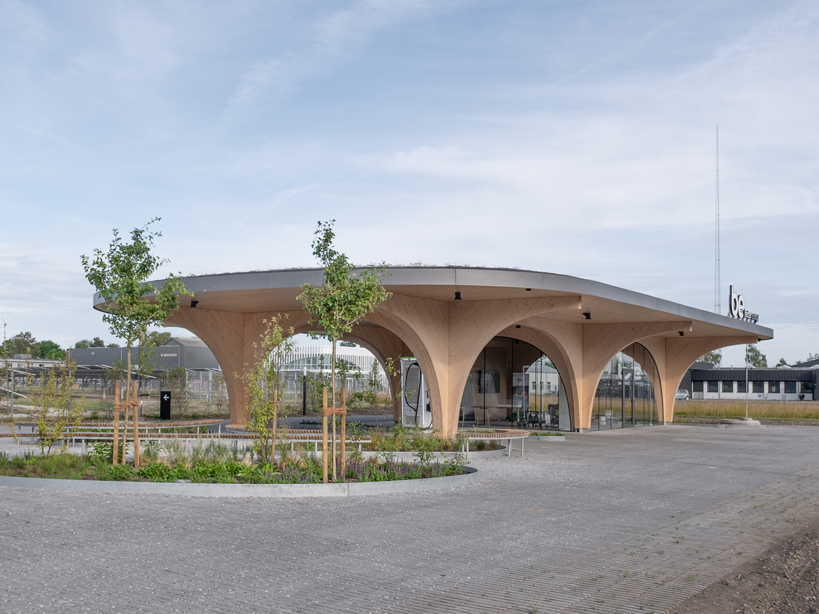 Estação de carga em madeira maciça