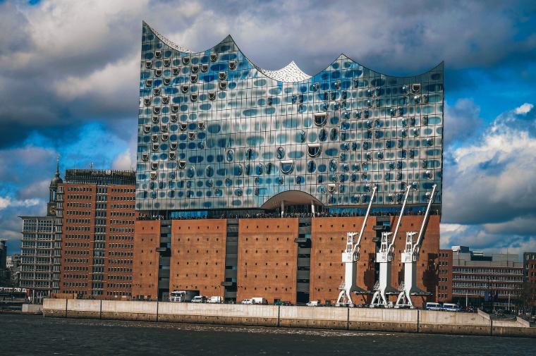 A fachada de vidro da sala de concertos Elbphilharmonie é uma estrutura única.