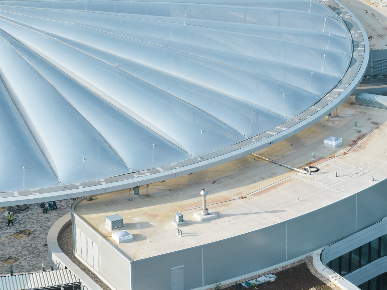 Almofada ETFE na rede de cabo sobre o anel de compressão com apoio flutuante | © Marcel Kusch