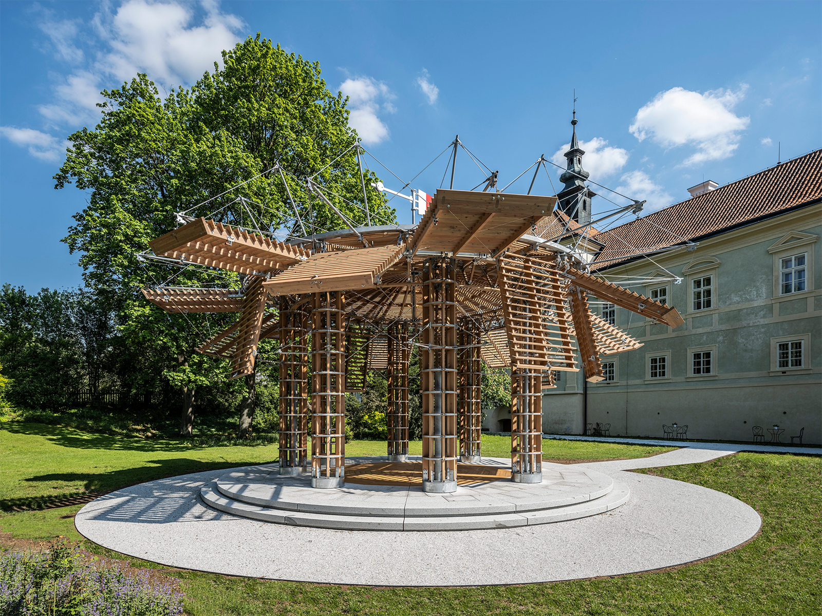 Pavilhão cinético no Castelo de Radíč, República Checa | @ Fotografia: Aleš Jungmann