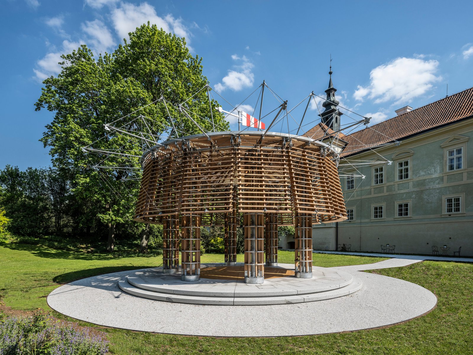 Pavilhão cinético no Castelo de Radíč, República Checa | @ Fotografia: Aleš Jungman