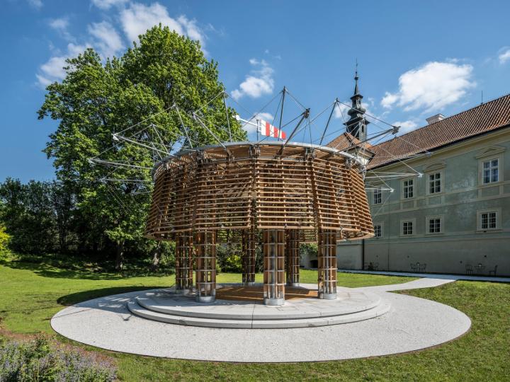 Pavilhão cinético no Castelo de Radíč, República Checa | @ Fotografia: Aleš Jungman