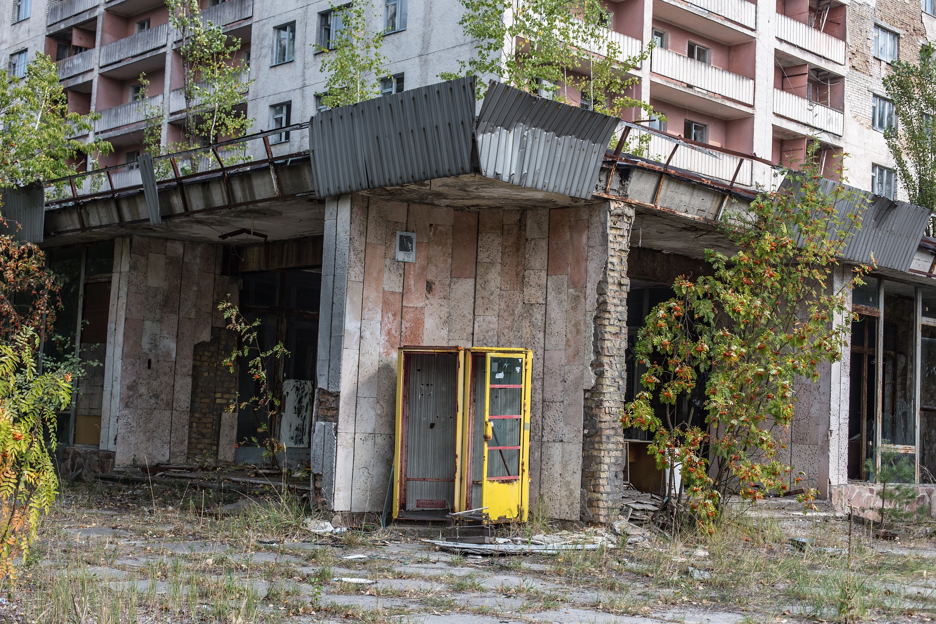A natureza recupera tudo: cabine telefónica na cidade fantasma de Pripyat, perto da central de Chernobyl