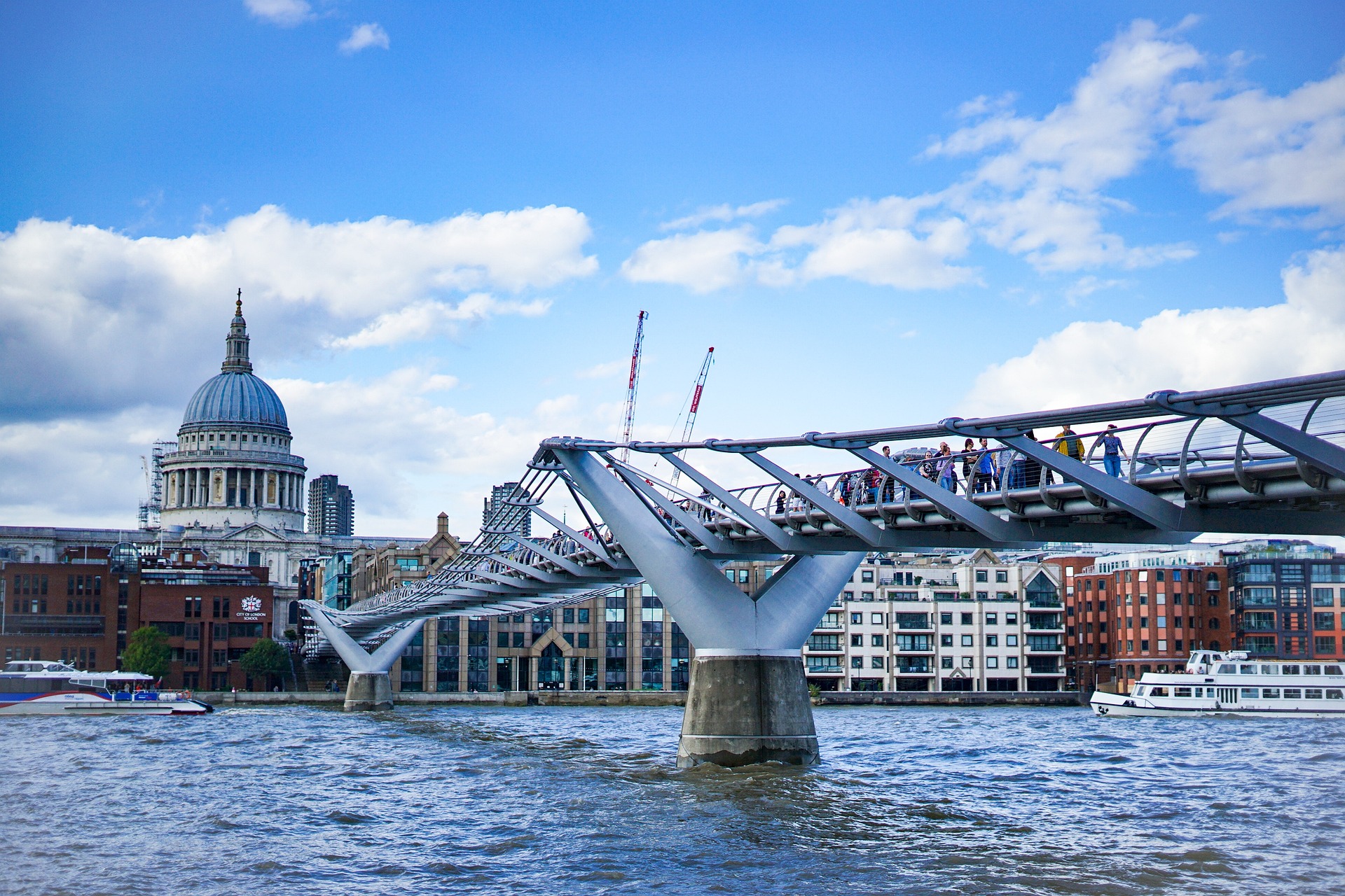 Ponte Millennium sobre o rio Tamisa em Londres