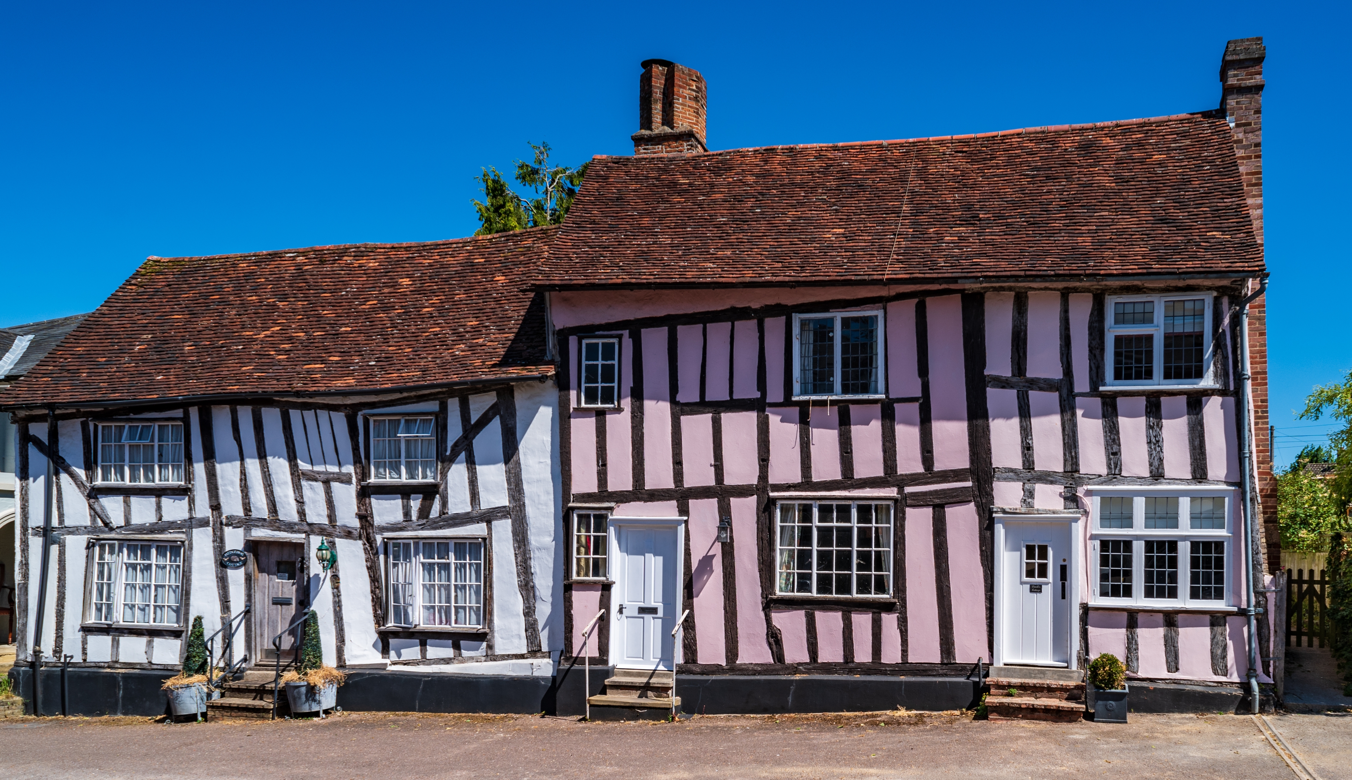 Casas inclinadas no leste de Inglaterra: arquitetura de estrutura de madeira em Lavenham.
