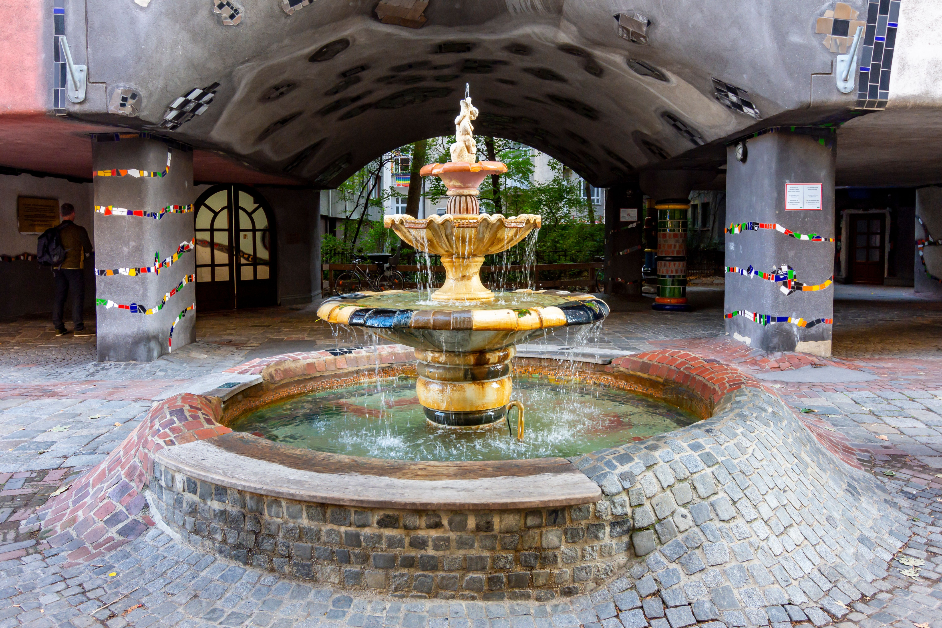 Não é apenas o interior do Hundertwasserhaus em Viena que tem a marca do artista.