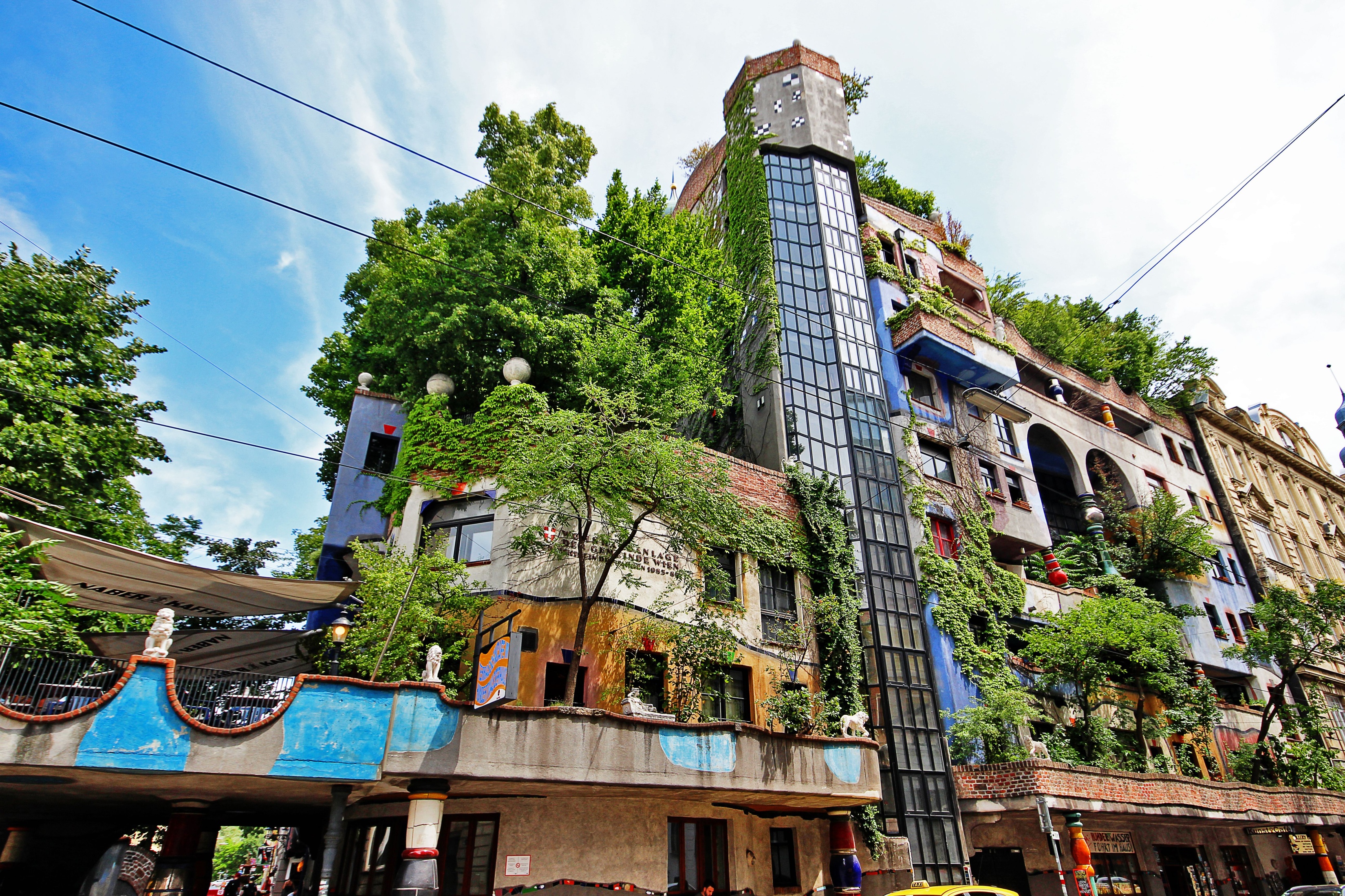 Uma autêntica selva urbana: o Hundertwasserhaus em Viena