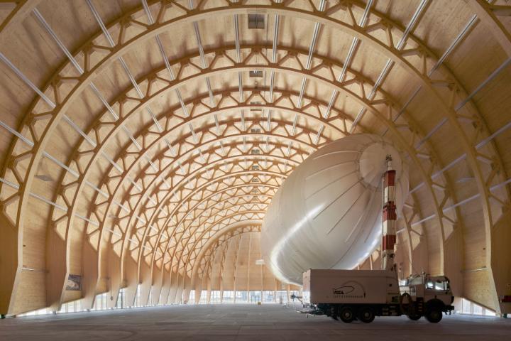 Hangar sustentável para dirigíveis em Mühlheim com estrutura de madeira e fundações recicláveis, iluminação natural