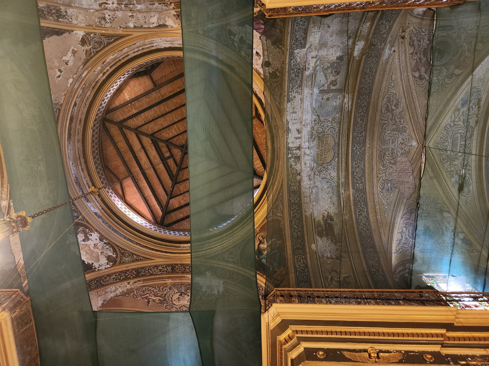 Cúpula e abóbada da Igreja de San Francisco em processo de restauração, com redes de proteção e deterioração na pintura e na estrutura