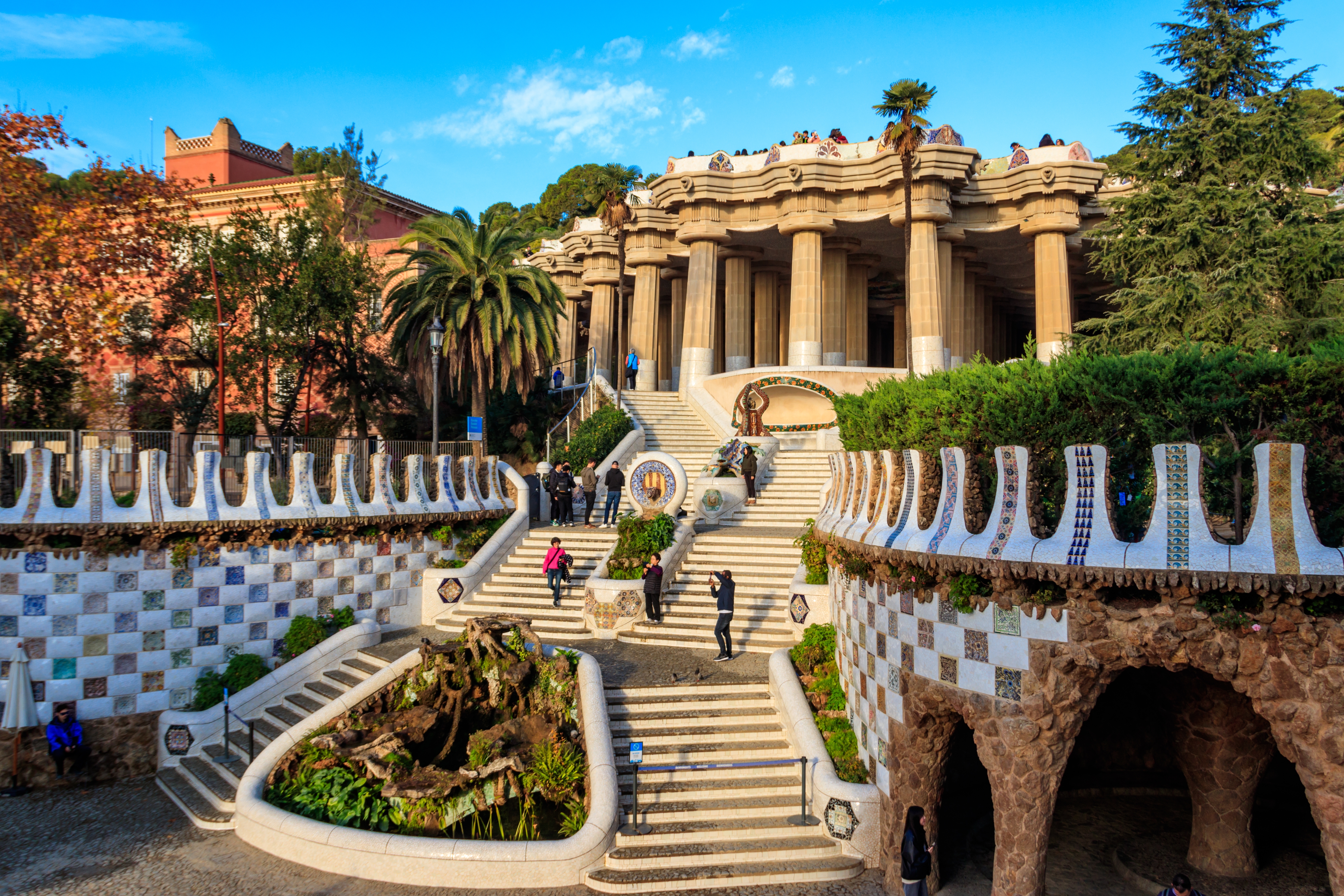 O Parque Güell, em Barcelona, mostra a combinação harmoniosa que Gaudí fez entre a natureza e os detalhes esculturais.