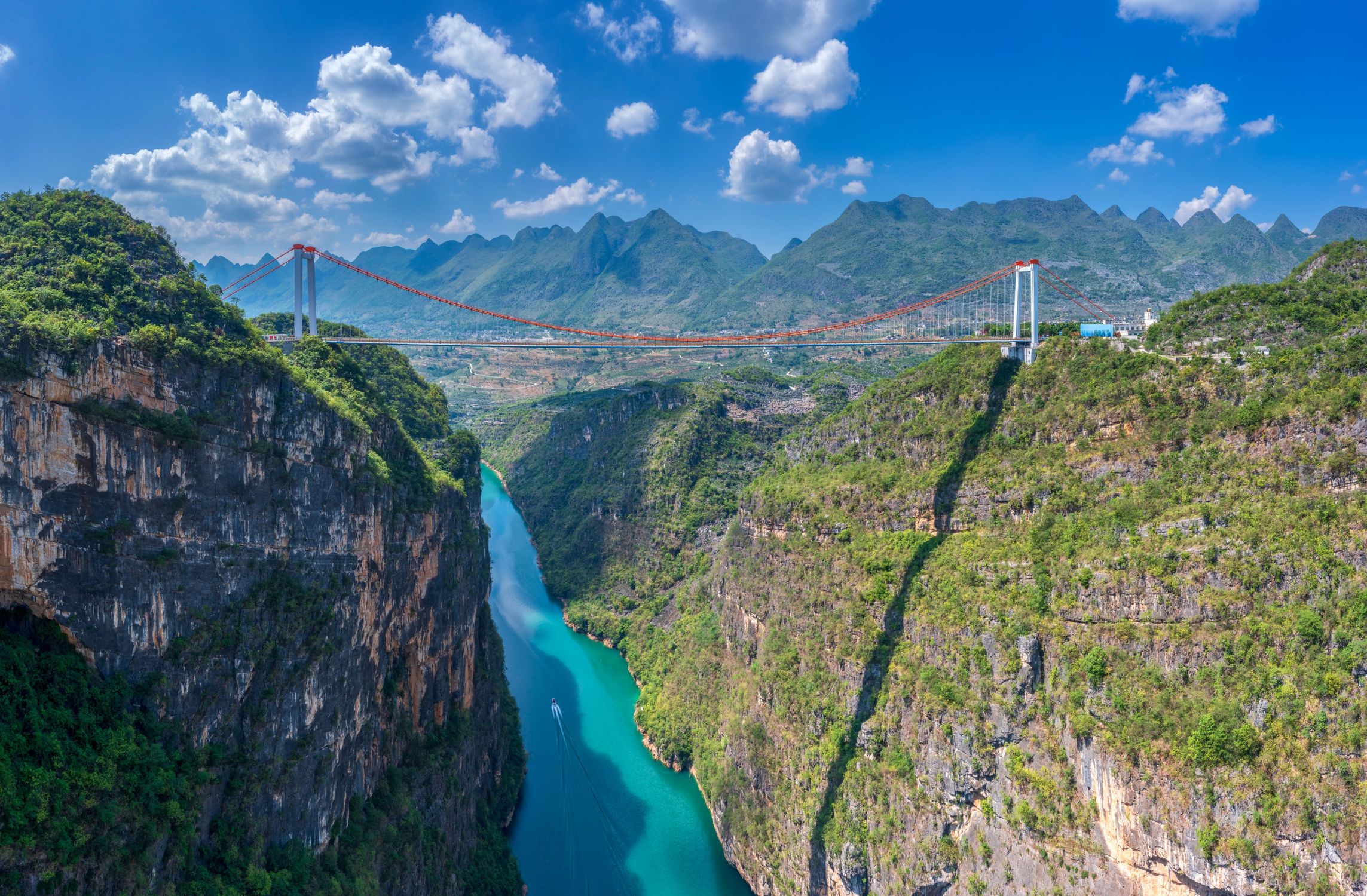 Vista de drone da impressionante Ponte Beipanjiang na China. A ponte atravessa um desfiladeiro profundo e demonstra a engenharia num cenário de cortar a respiração.