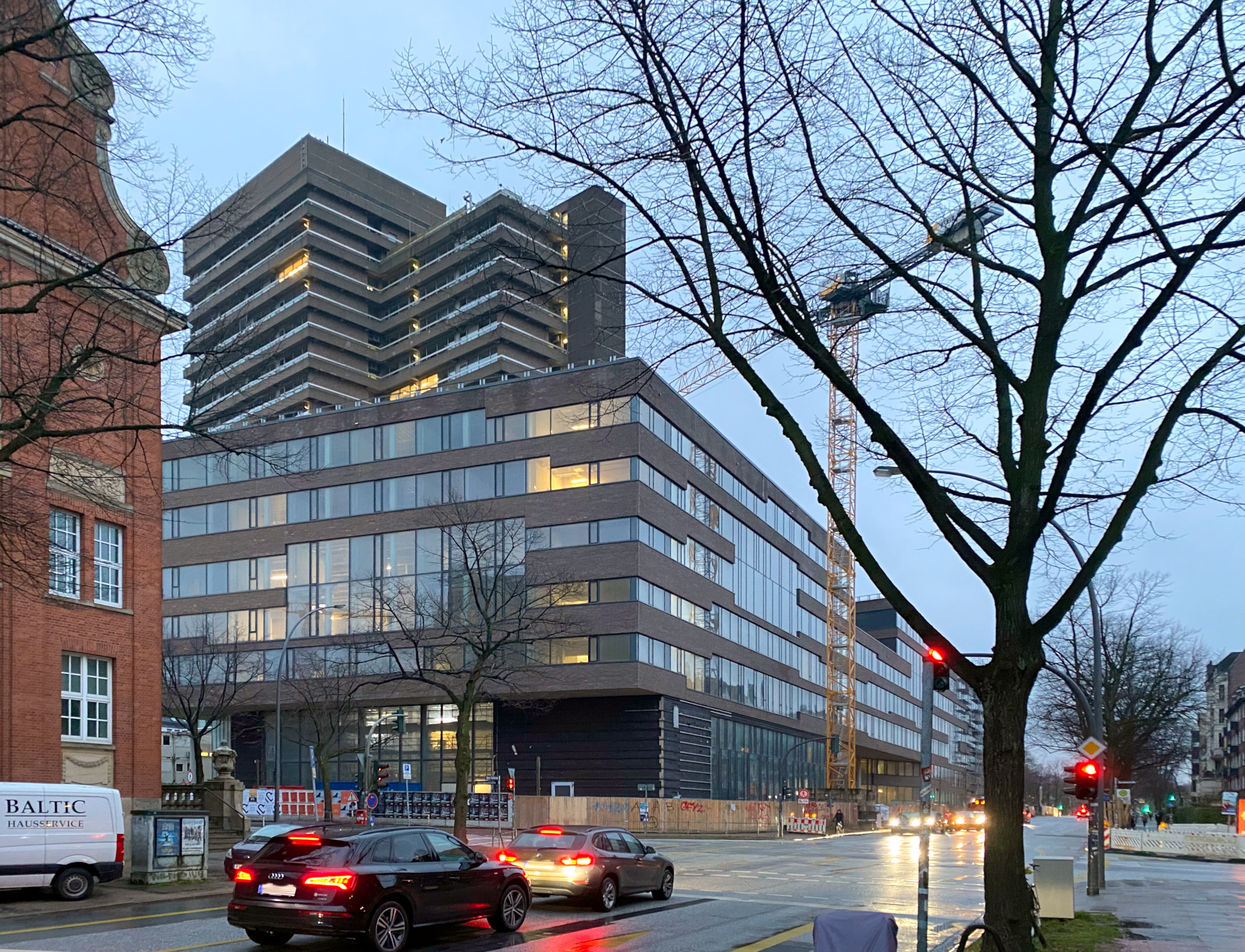 Edifício novo do Geomatikum em Hamburgo, um edifício moderno com fachada de vidro.