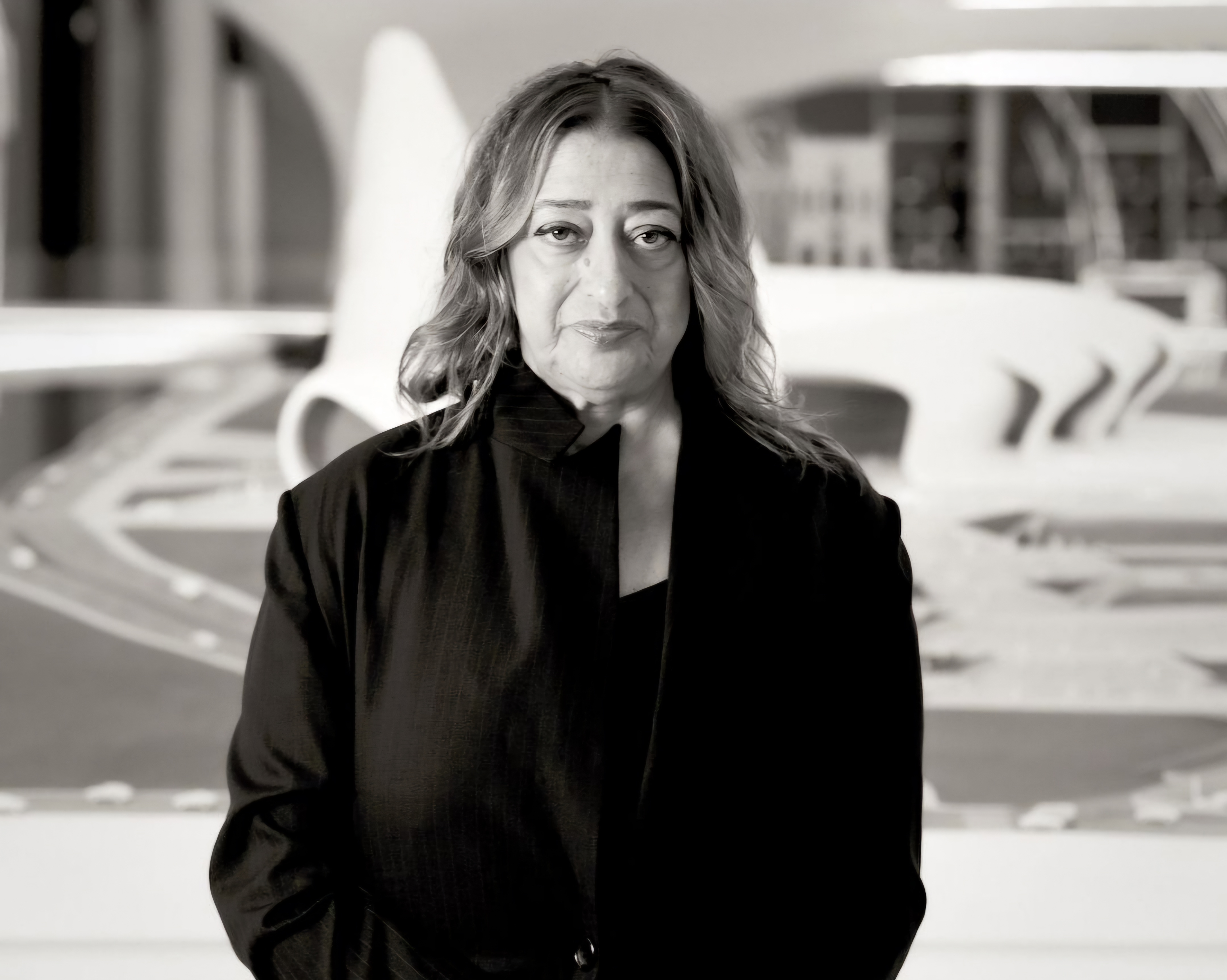 Os projetos de edifícios futuristas de Zaha Hadid apresentam formas inovadoras e estruturas curvadas.