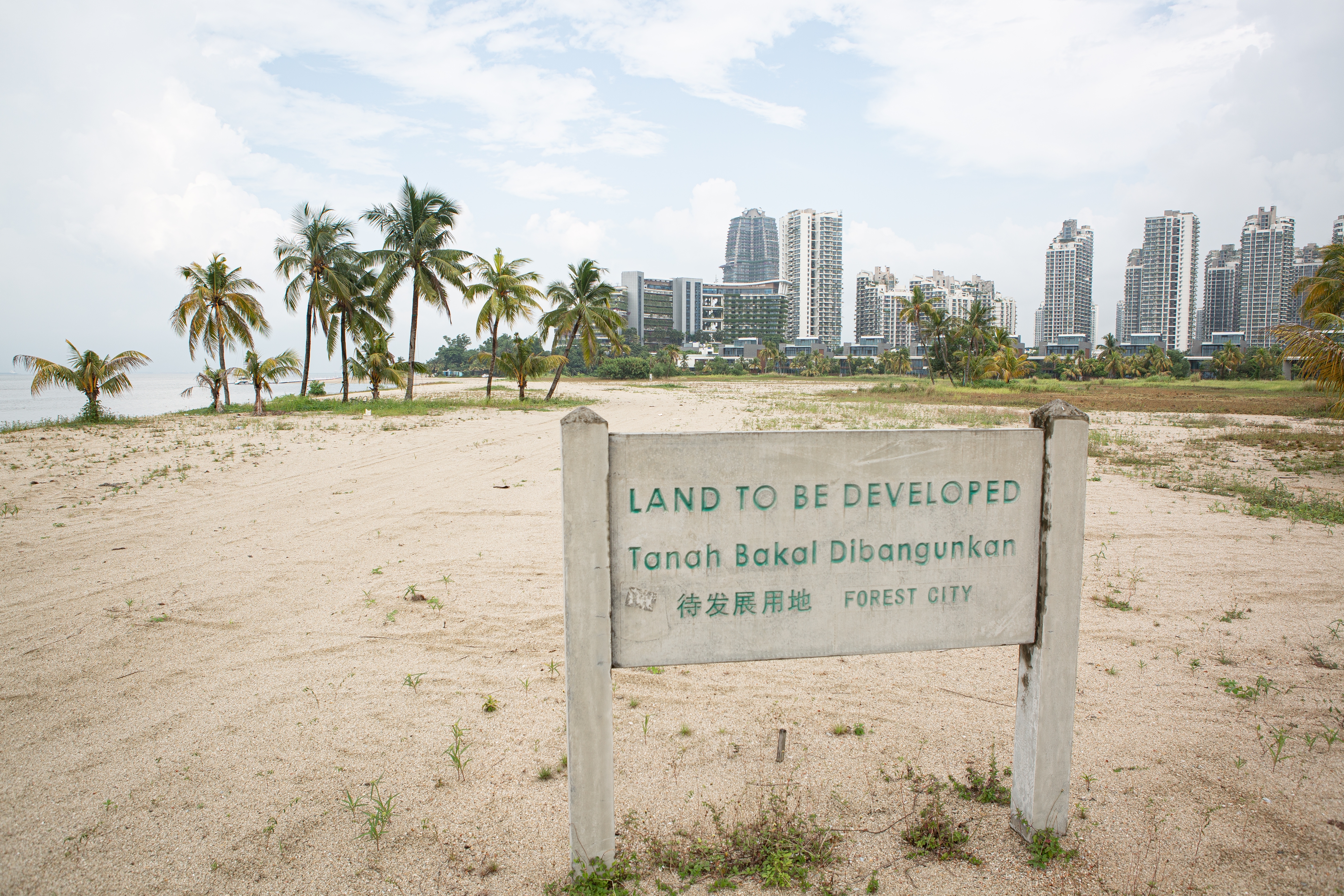 Ilhas artificiais na Malásia com desenvolvimento urbano moderno e instalações de praia