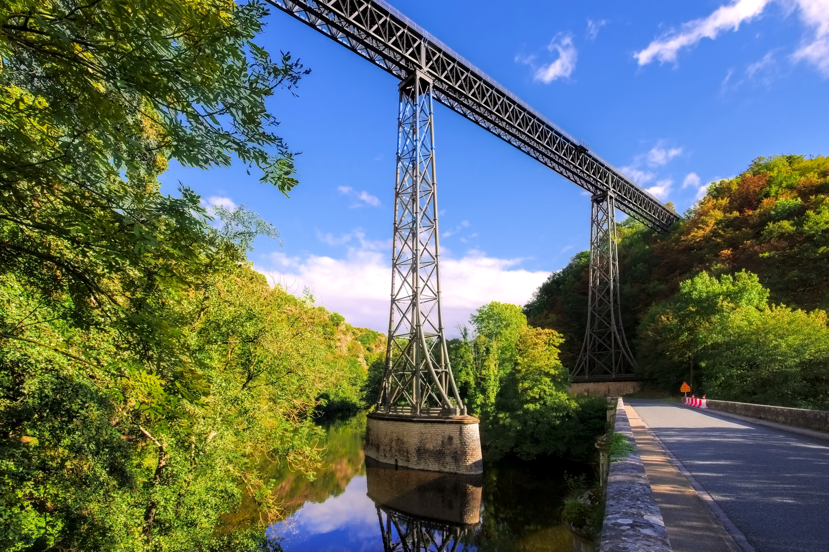 Viaduto de Rouzat de Eiffel em França, conhecido pela sua imponente estrutura de aço