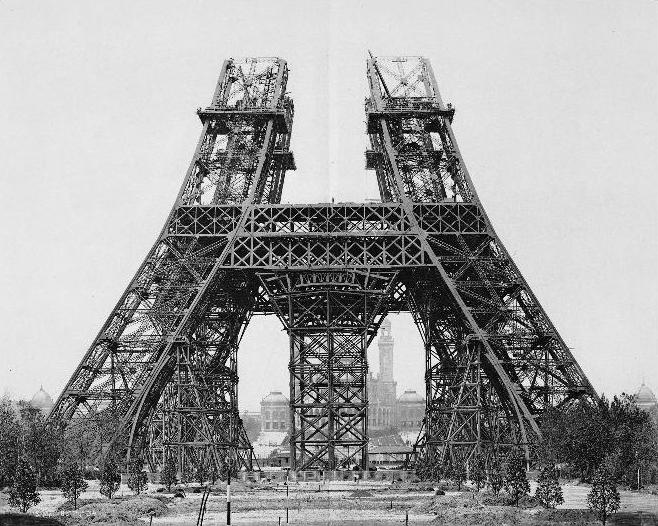 Montagem de pilar de apoio da Torre Eiffel (1888)