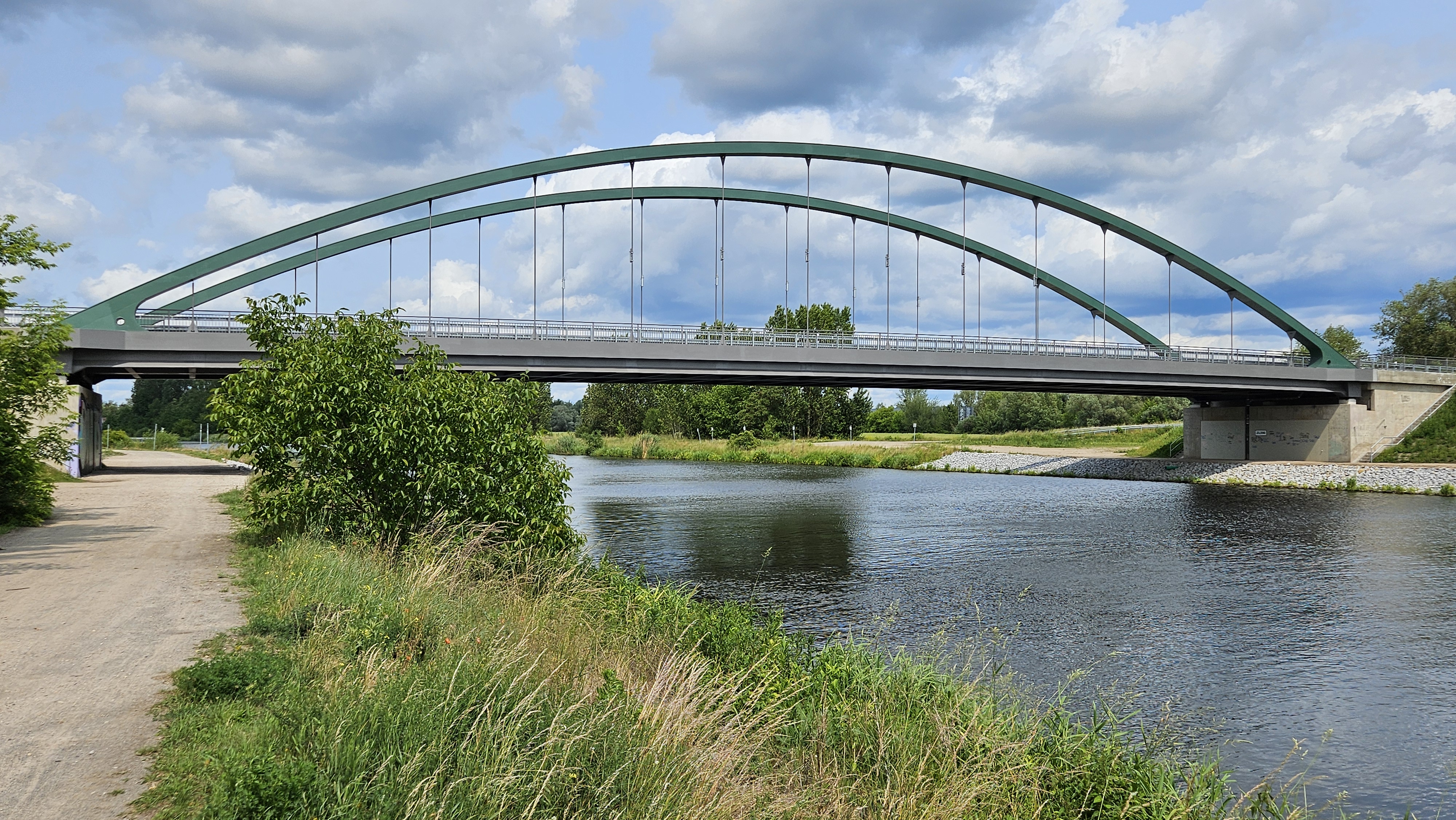 Vista da ponte Kuhdamm em Wustermark a partir da margem esquerda