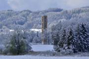 Torre Bannwald no inverno, com árvores cobertas de neve em segundo plano