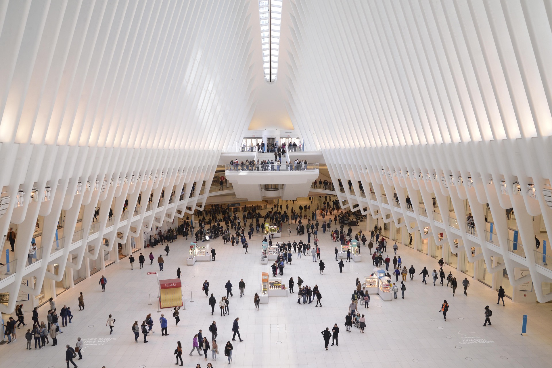 Vista interior do "Oculus", a principal sala do Hub de Transportes no One World Trade Center, projeto de Santiago Calatrava