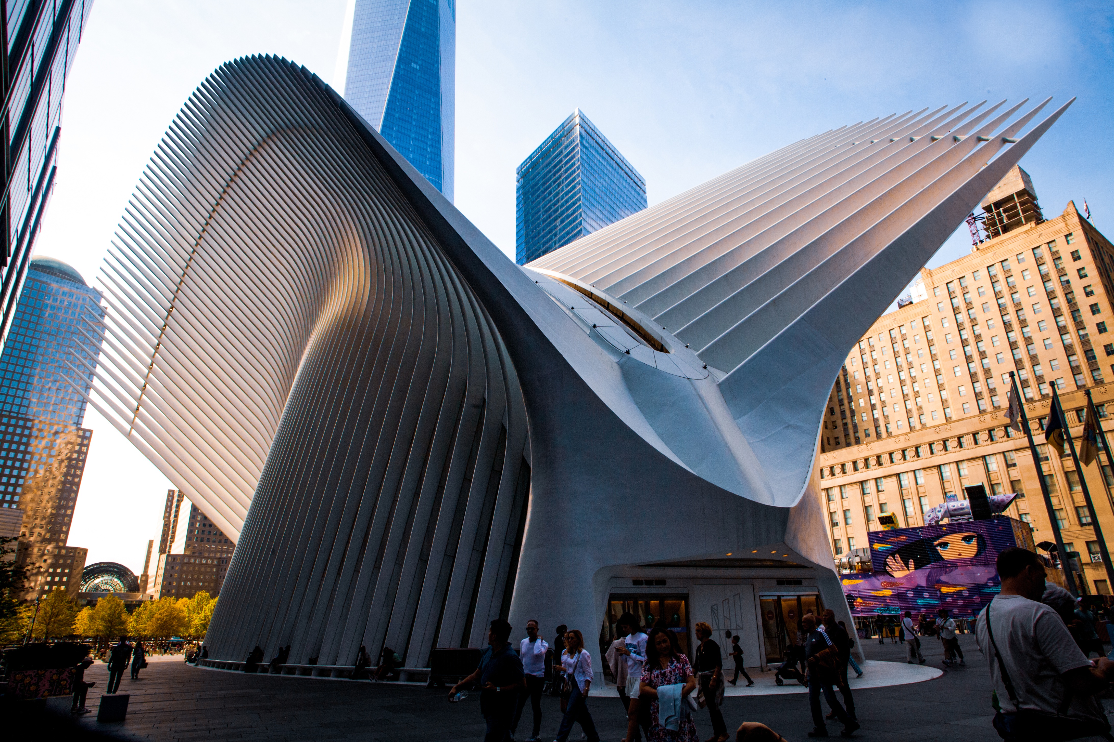 Vista do impressionante átrio da estação Oculus de Nova Iorque, concebido por Santiago Calatrava