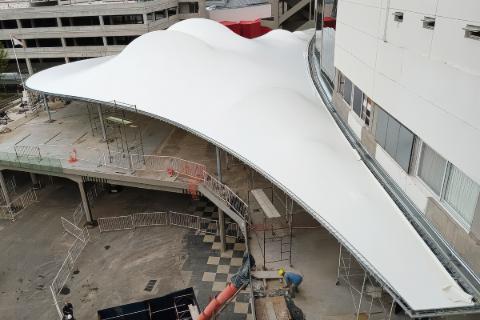 Estrutura arquitetónica com membrana têxtil submetida a forças de pré-esforço projetada pelo Ing. Agustin Alvarez Sarrieta.