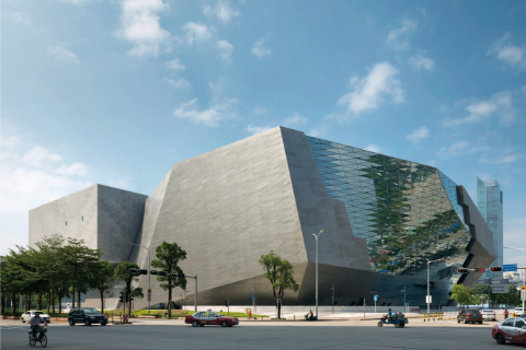 Vista exterior do MOCAPE Museum em Shenzhen, destacando o seu design arquitetónico moderno e a complexidade de engenharia.