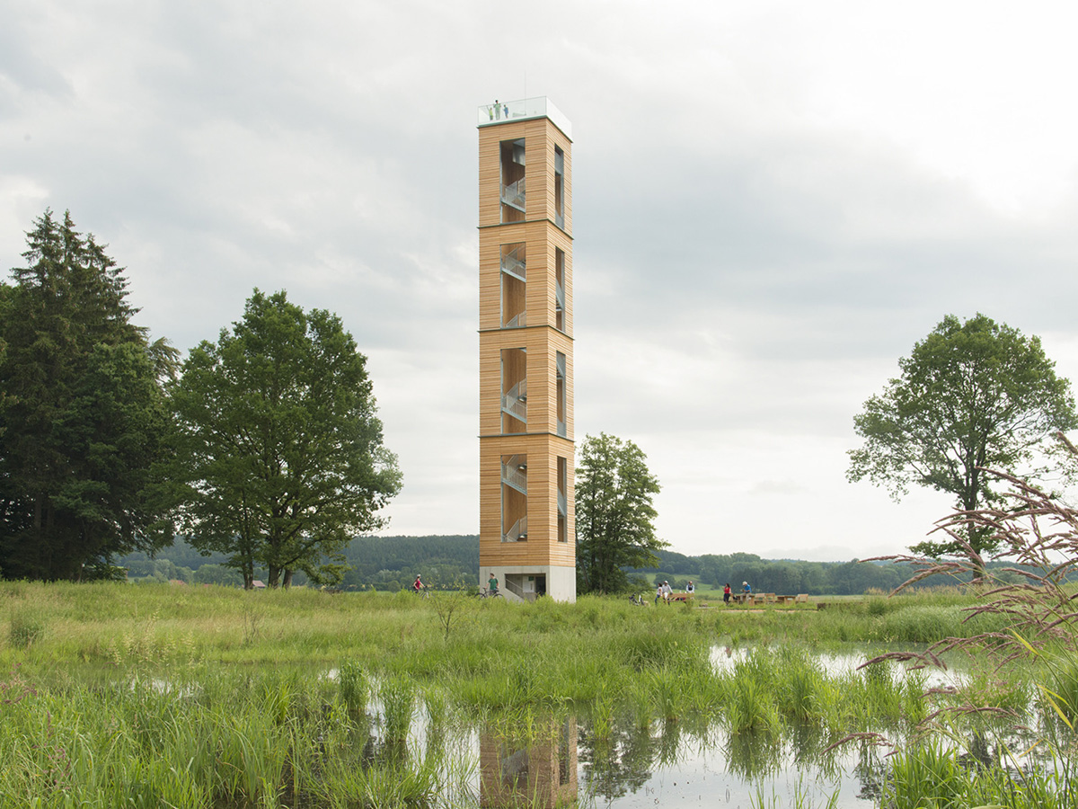 Torre de observação de madeira na floresta Bannwald perto de Ostrach, projetada pelo gabinete de engenharia Wirth Haker.