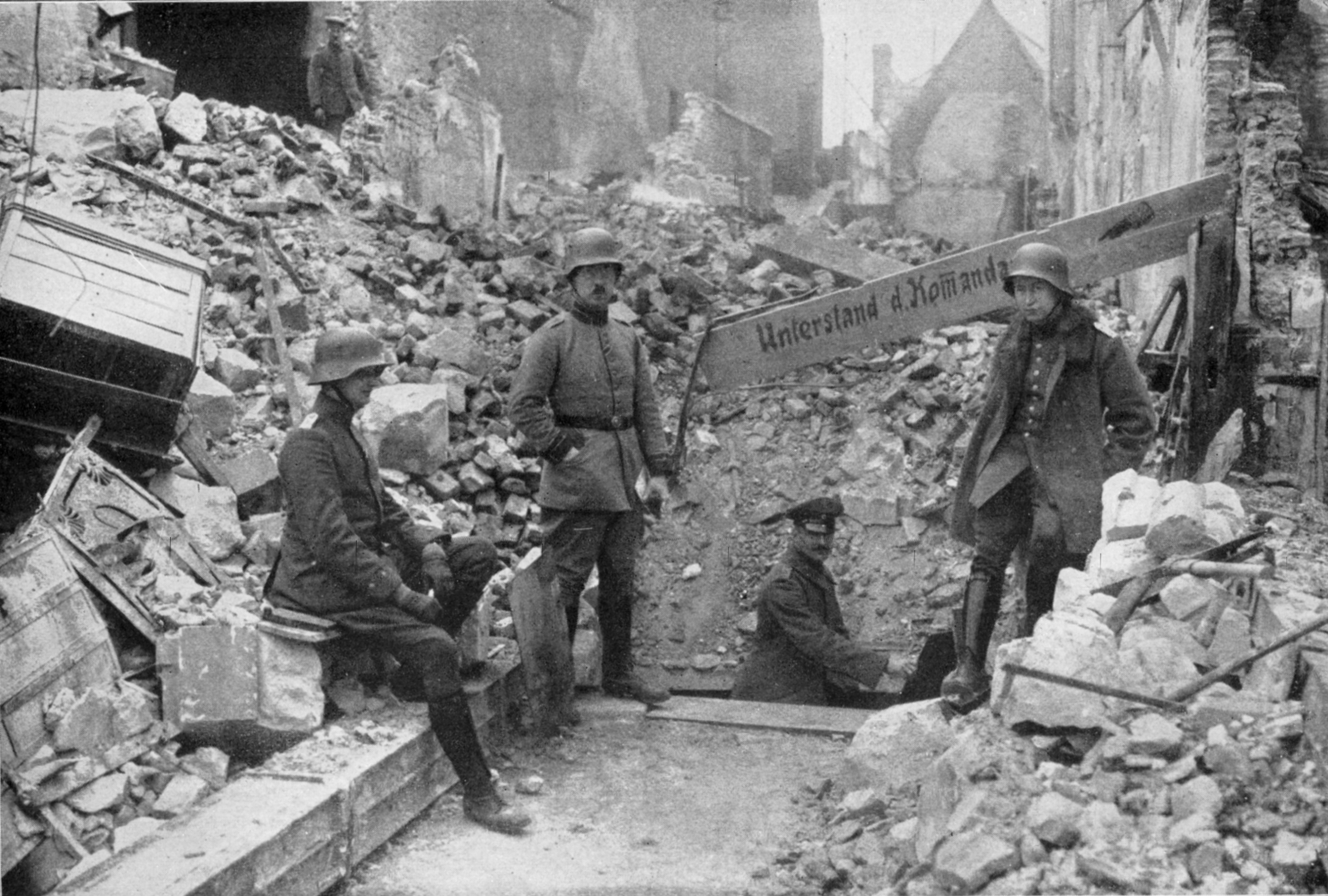 Soldados na Primeira Guerra Mundial em frente a um abrigo do comando da cidade de St. Quentin, por volta de 1916.