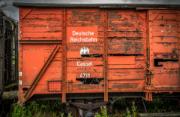 Carruagem antiga da companhia ferroviária Deutsche Reichsbahn em frente a uma estação ou museu ferroviário em Kassel.