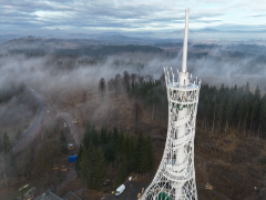 Imagem de drone da Torre Hexenbesen com detalhes arquitetónicos e paisagem.