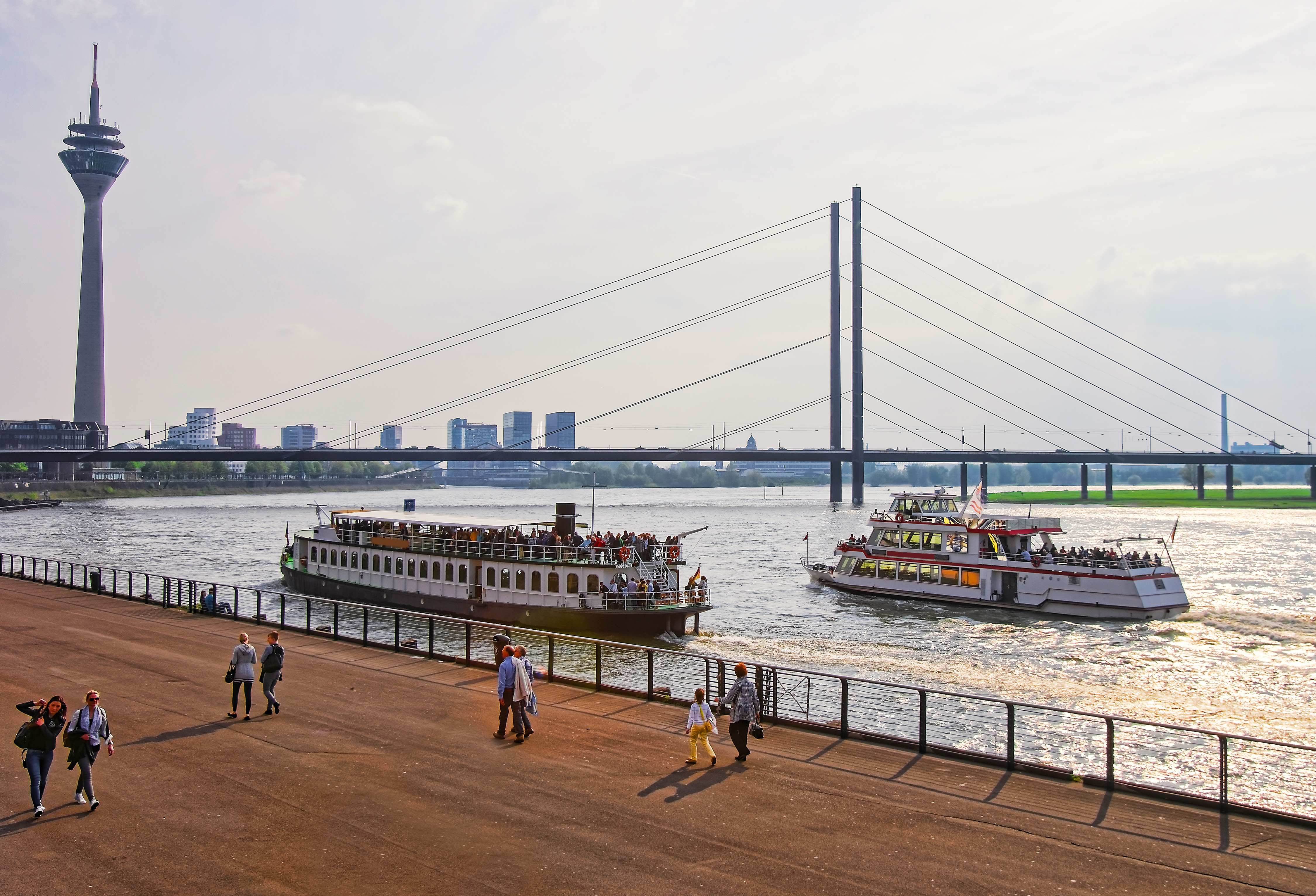 Ponte Theodor-Heuss de Fritz Leonhardt em Düsseldorf, com sol e céu azul.