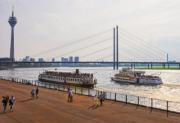 Ponte Theodor-Heuss de Fritz Leonhardt em Düsseldorf, com sol e céu azul.