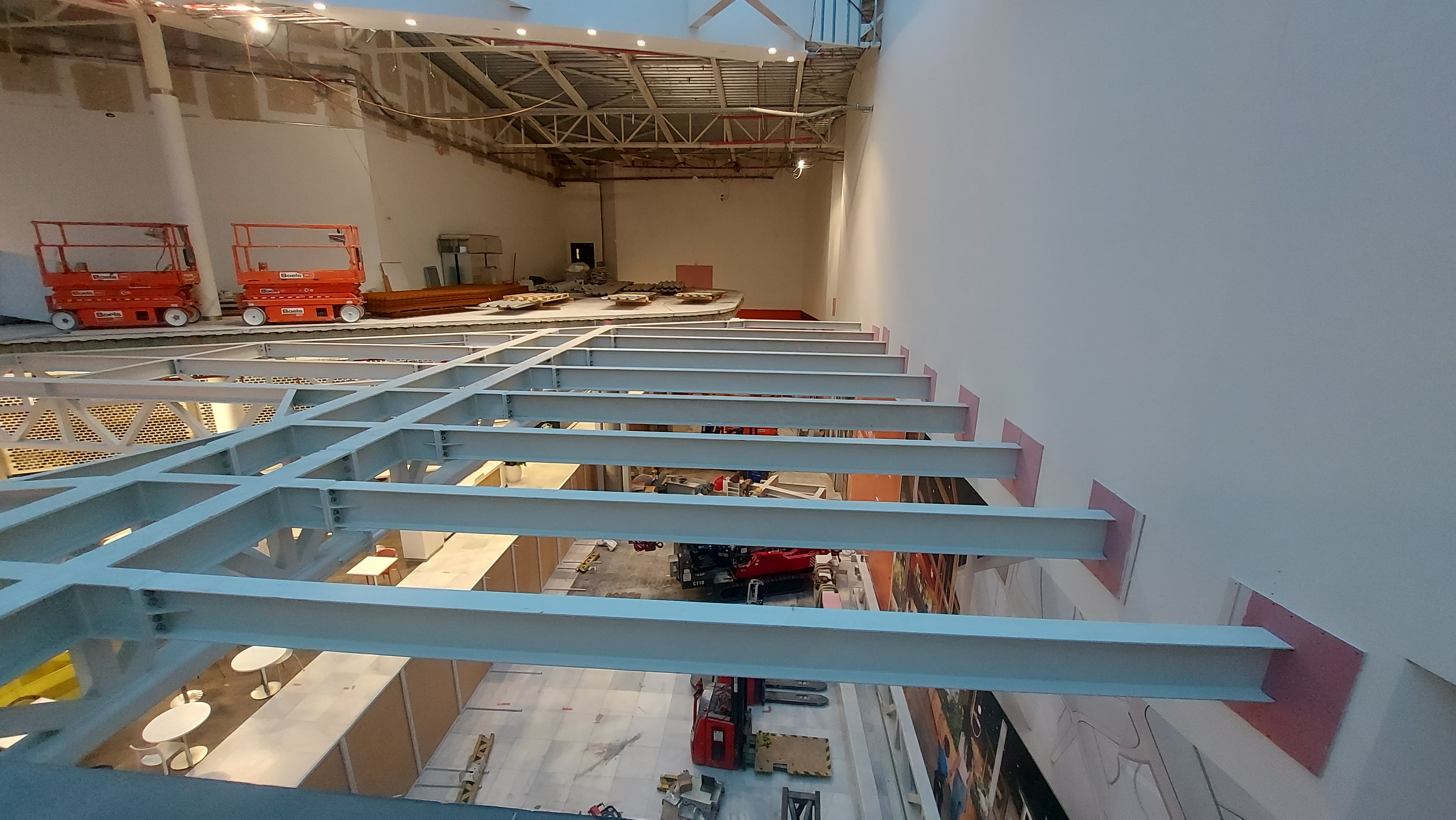 Ampliação do centro comercial Westfield com novas salas de cinema na parte norte e estrutura de cobertura reforçada.