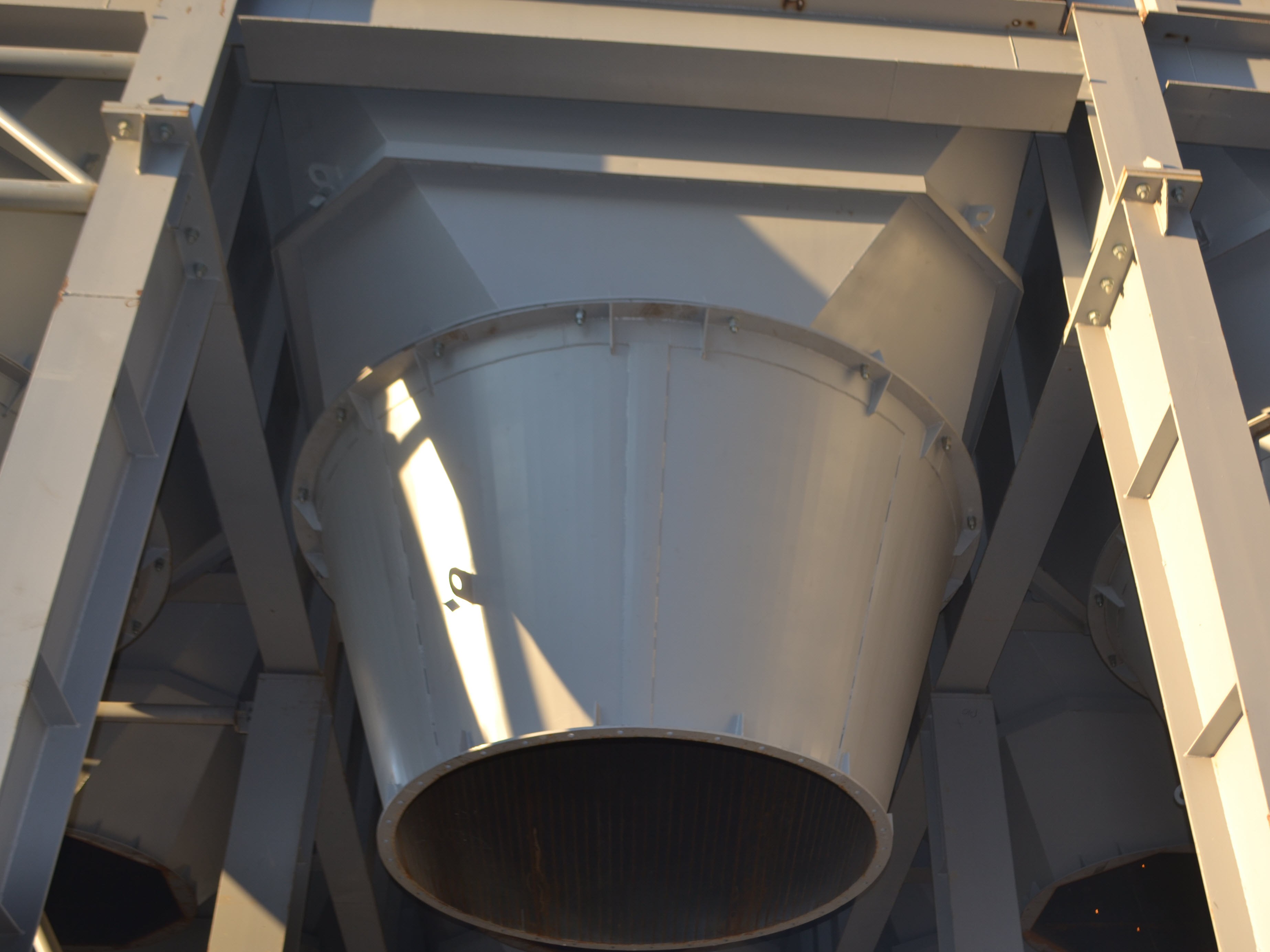 Vista detalhada de uma abertura de descarga de um silo numa instalação industrial. Fotografia de PPVP KARKAS.