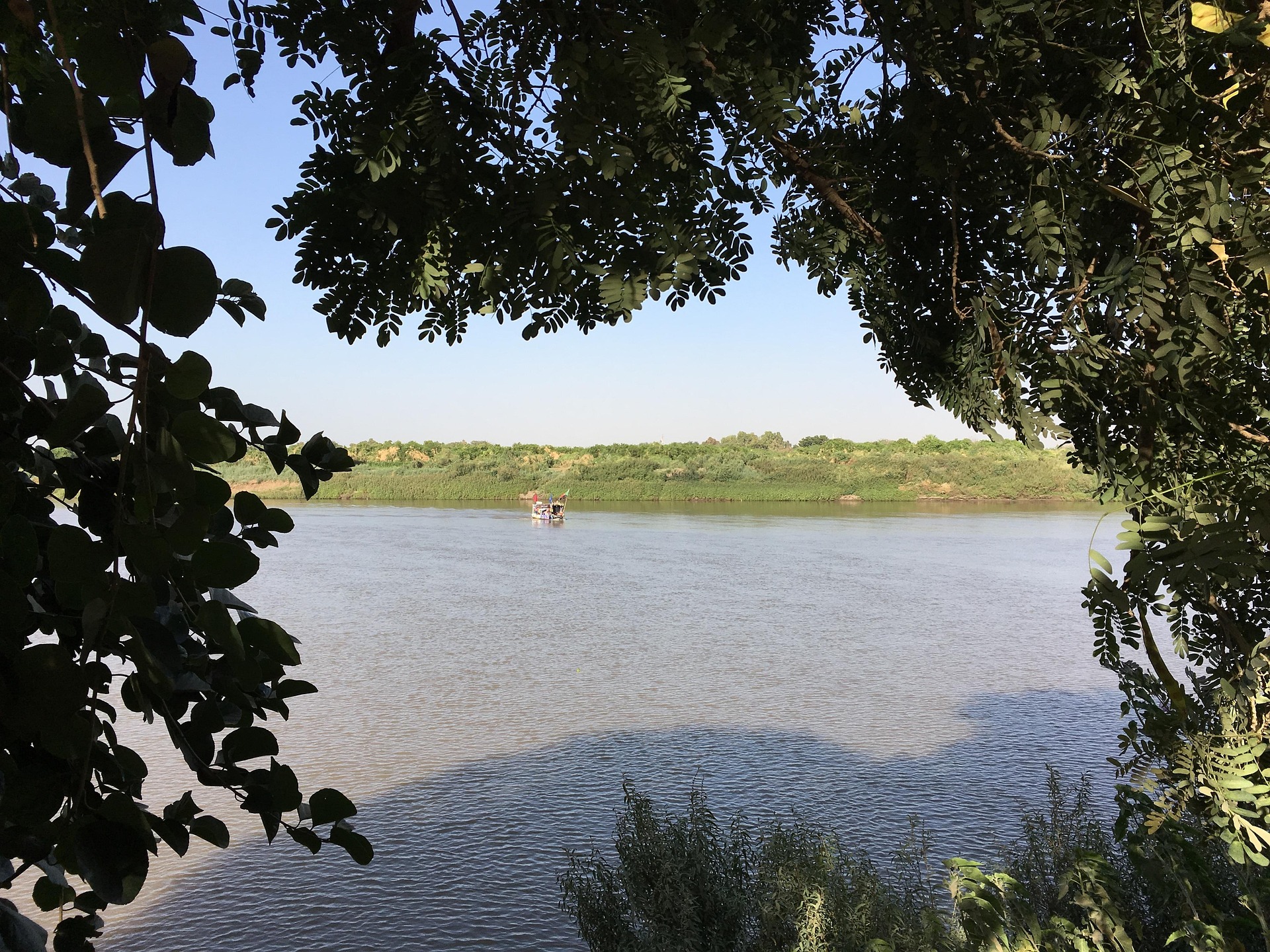 Barragem no rio Nilo perto de Cartum, Sudão, com reservatório