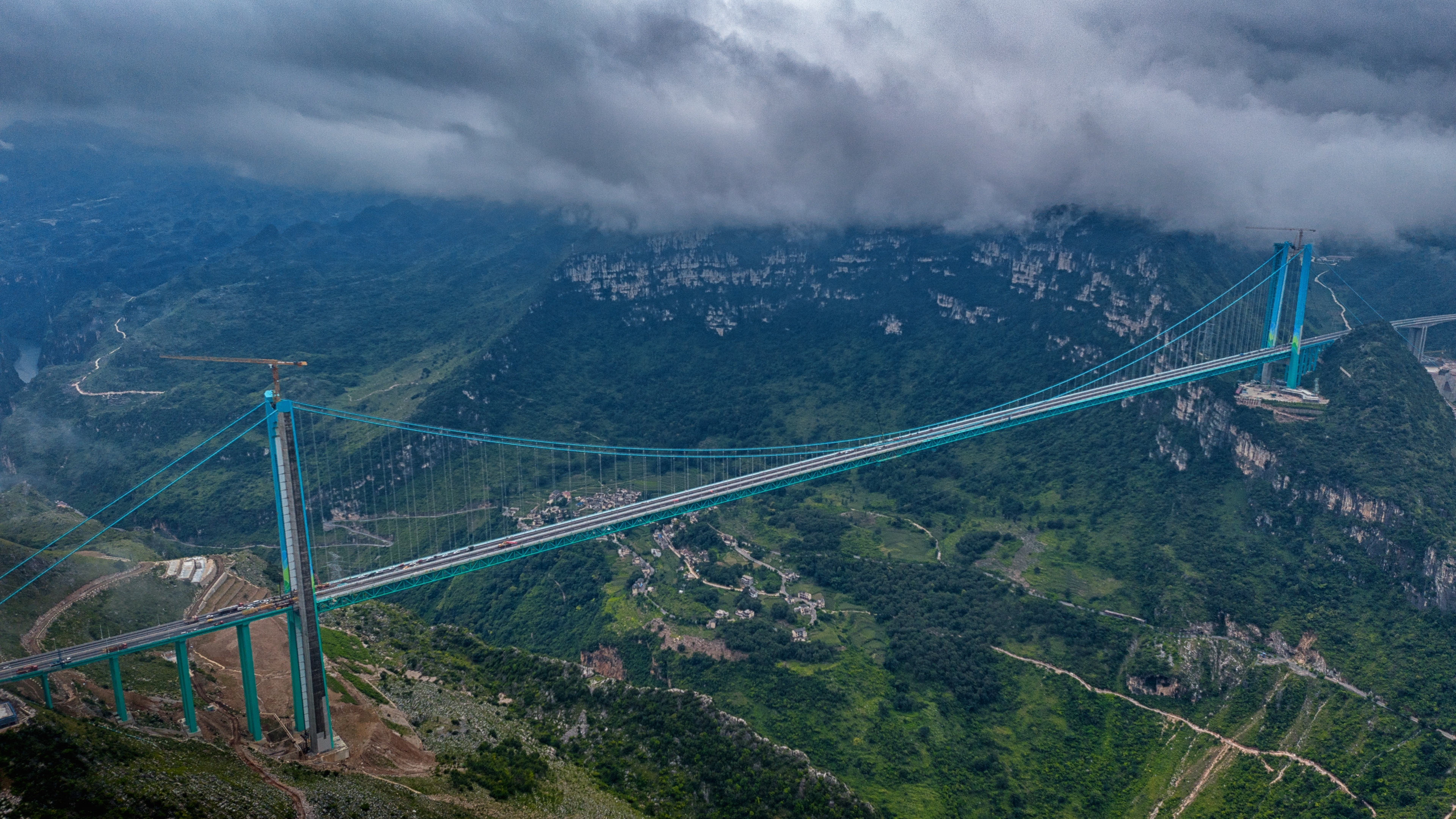 Imagem espetacular da Ponte Huajiang na China, Copyright de Bill Wei / shutterstock.com