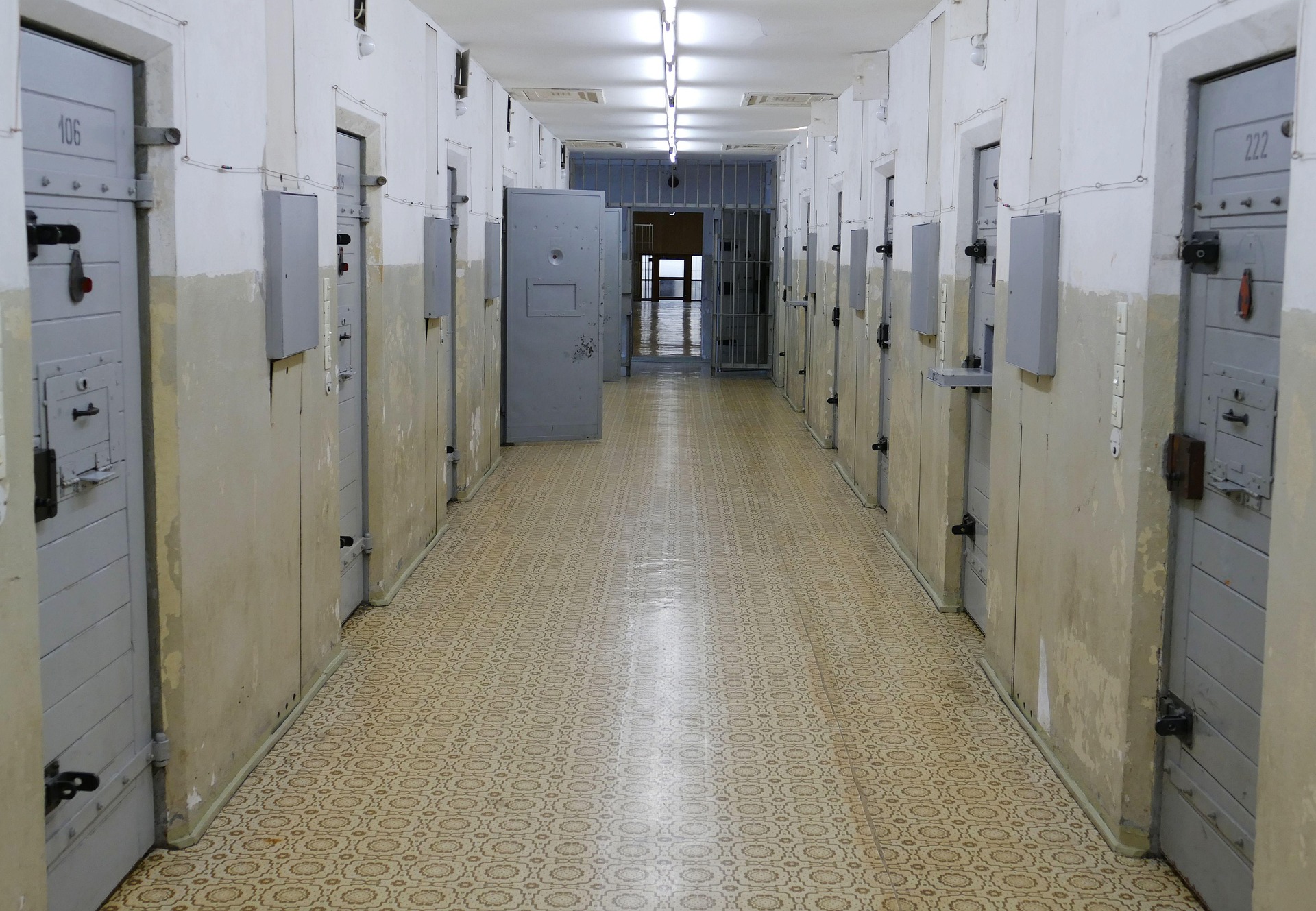 Vista do corredor de uma prisão de segurança estatal da antiga DDR em Hohenenschnhausen, Berlim