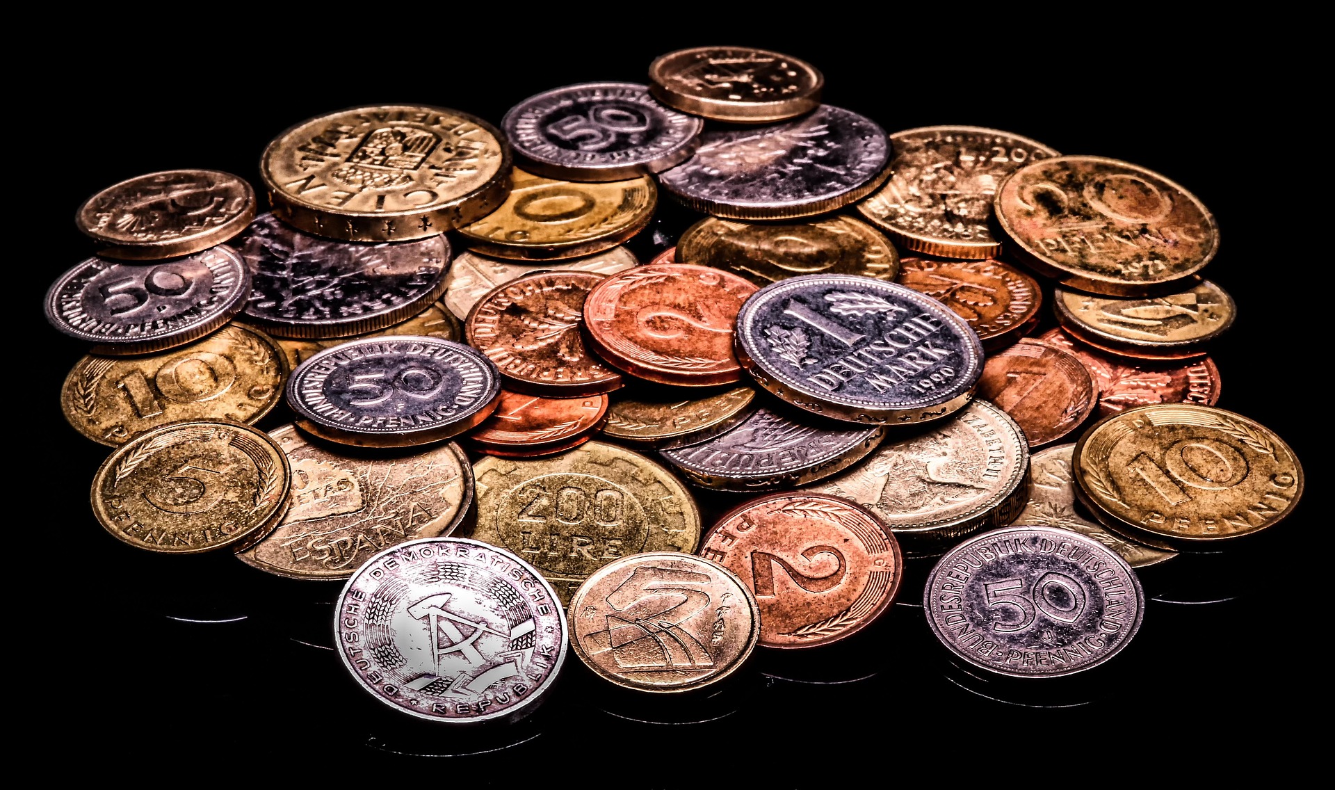 Coleção de moedas da ex-República Democrática da Alemanha, com diferentes valores e designs.