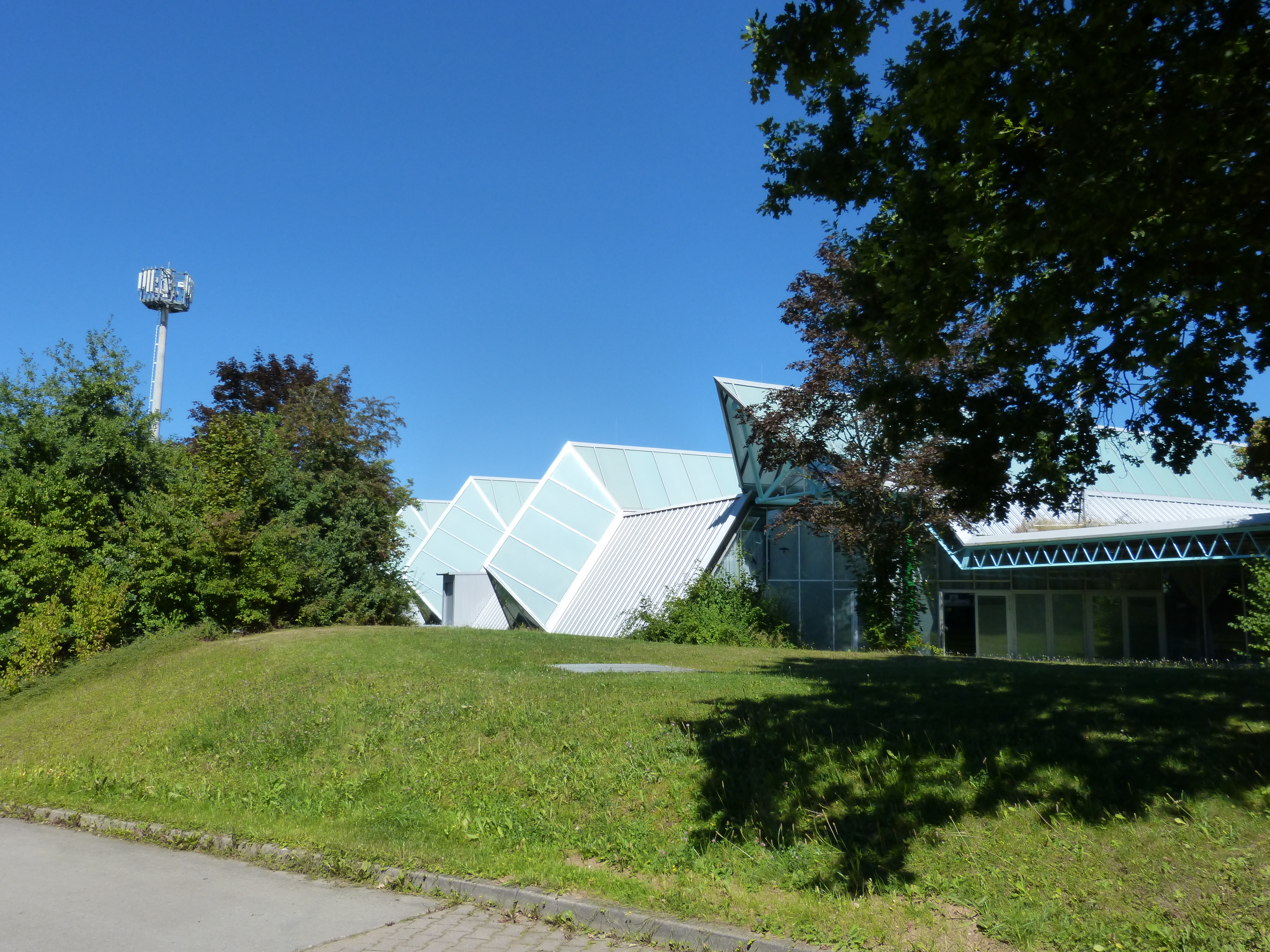 Vista exterior do Palácio de Vidro moderno em Sindelfingen
