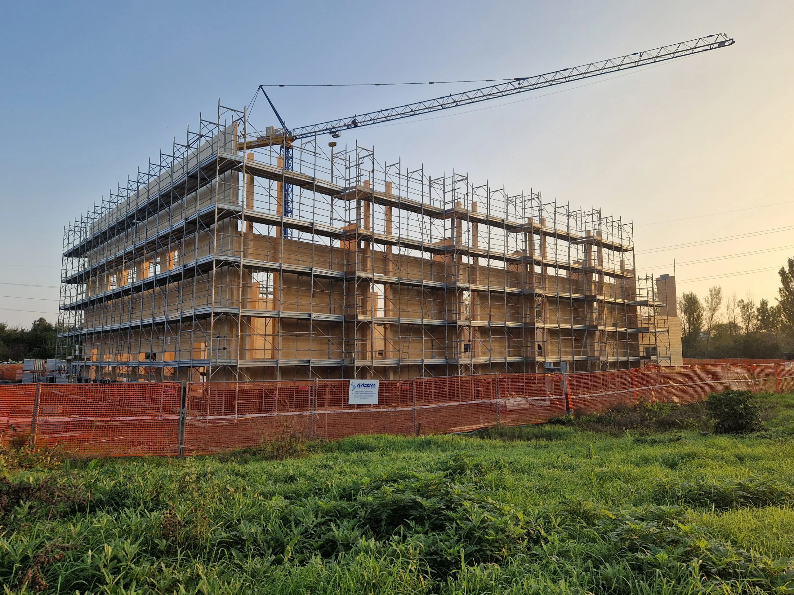 Construção do pavilhão gimnodesportivo "Corni" em Modena, com elementos arquitetónicos modernos.