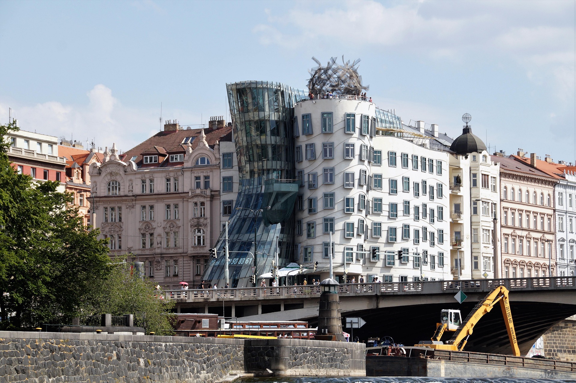 Obra-prima arquitetónica A Casa Dançante de Frank Gehry em Praga