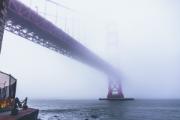Ponte Golden Gate em condições meteorológicas extremas com nevoeiro denso