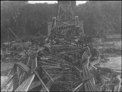 Restos da Ponte de Québec após o colapso de 1907, com destroços visíveis no rio.
