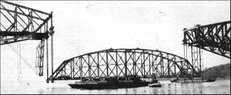 Fotografia histórica da elevação da viga suspensa da ponte Québec em 1916.
