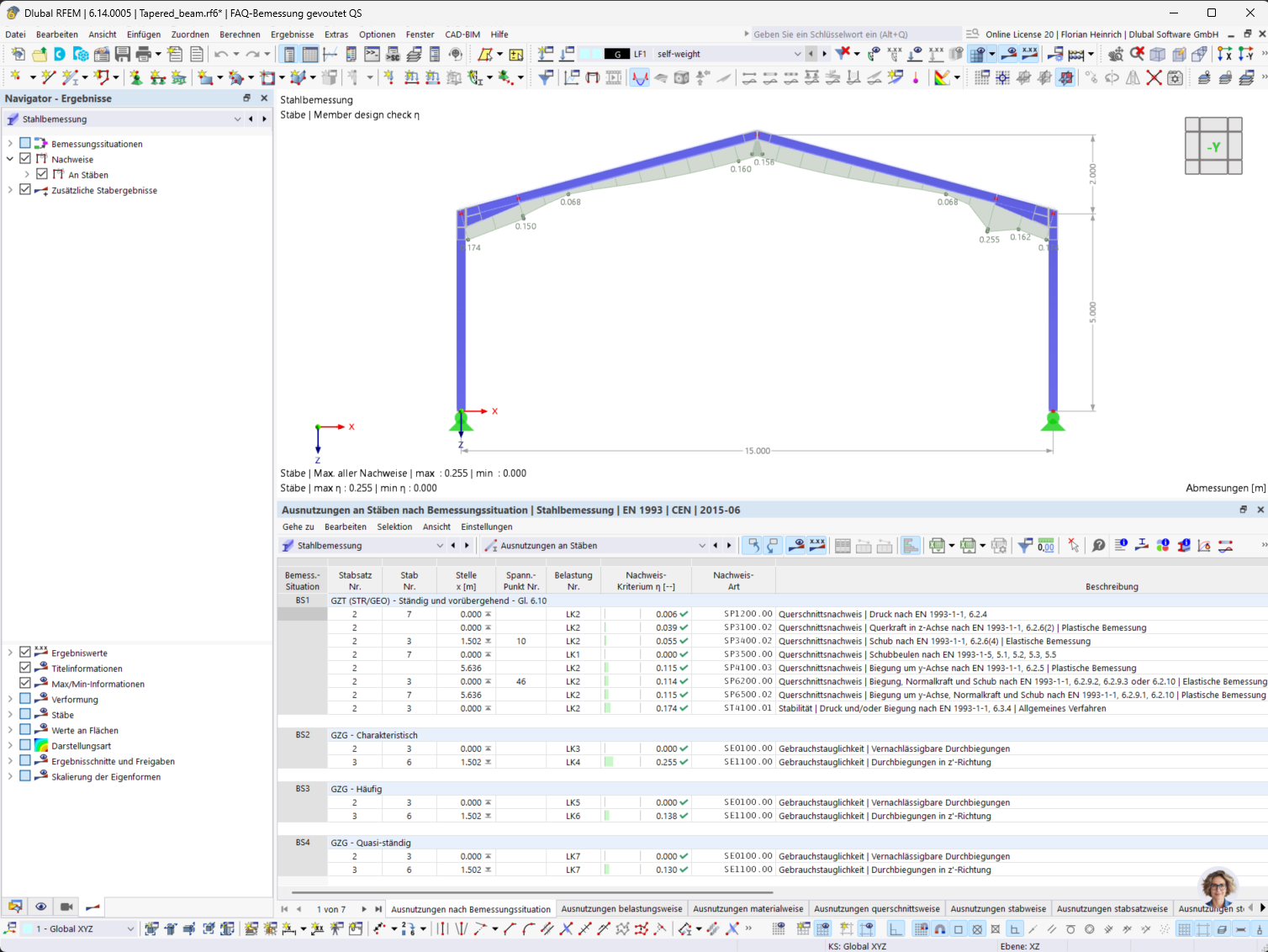 Estrutura de pórtico de aço no RFEM com viga de altura variável e tabela de dimensionamento de aço.