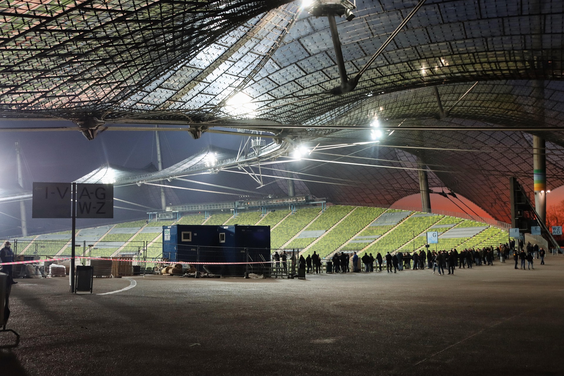 Vista interior do Estádio Olímpico de Munique com uma visão da marcante estrutura do telhado.